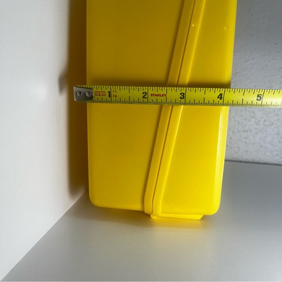 Disney Winnie the Pooh Yellow Plastic Lunchbox - Picture 12 of 12